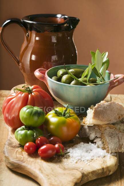 Tomates frescos sobre mesa de madera - foto de stock