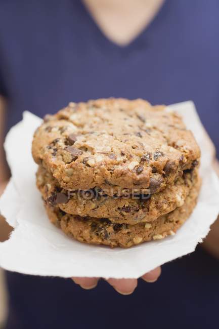 Woman holding chocolate chip cookies — Stock Photo