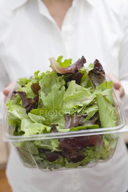 Donna che tiene l'insalata — Foto stock