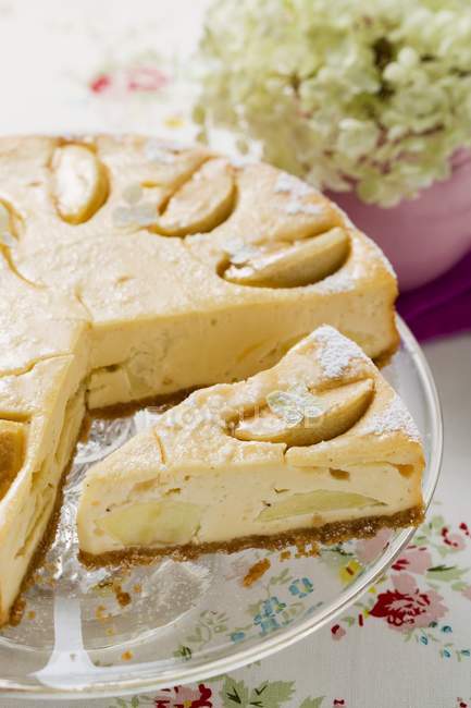 Tarta de queso de manzana en el plato - foto de stock