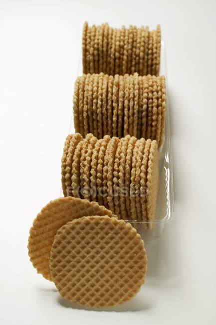 Crackers dentro e ao lado da bandeja de plástico — Fotografia de Stock