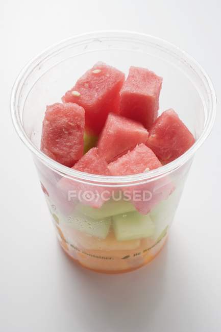 Gewürfelte Melone in Plastikwanne — Stockfoto