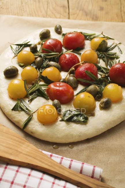 Pizza não cozida com tomate cereja — Fotografia de Stock