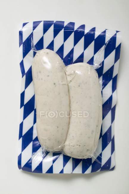 Vista close-up de duas salsichas Weisswurst em embalagem — Fotografia de Stock