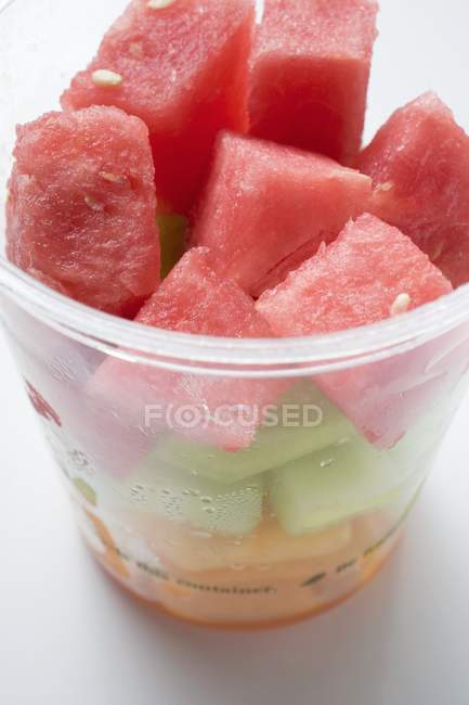 Melone a dadini in vasca di plastica — Foto stock
