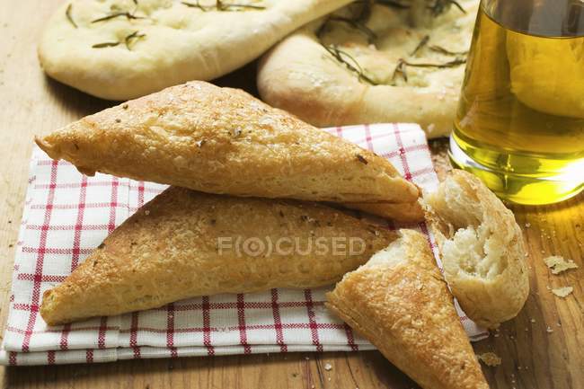 Vue rapprochée des pâtisseries feuilletées triangulaires avec Focaccia et huile — Photo de stock