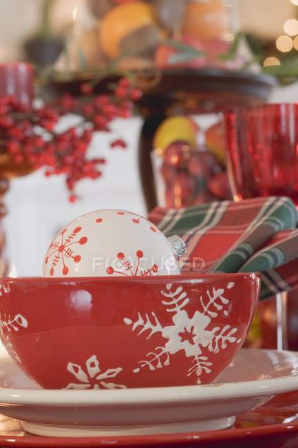 Setting table with Christmas decorations — Stock Photo