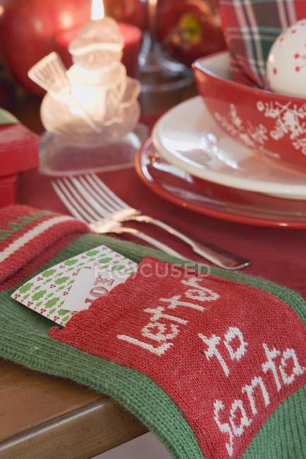 Decorazioni natalizie sulla tavola apparecchiata — Foto stock