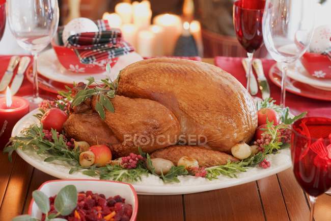 Рождественский стол с жареной индейкой — стоковое фото
