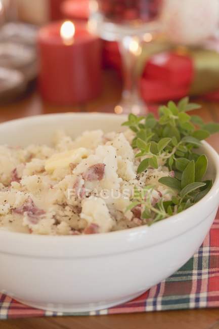 Картопляне пюре з травою в мисці на різдвяному столі — стокове фото