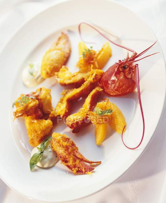 Vista close-up de lagosta frita com segmentos de laranja — Fotografia de Stock