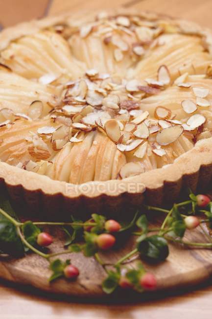 Apple tart with flaked almonds — Stock Photo