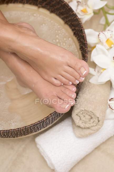 Vue recadrée des pieds féminins sur bain apaisant — Photo de stock