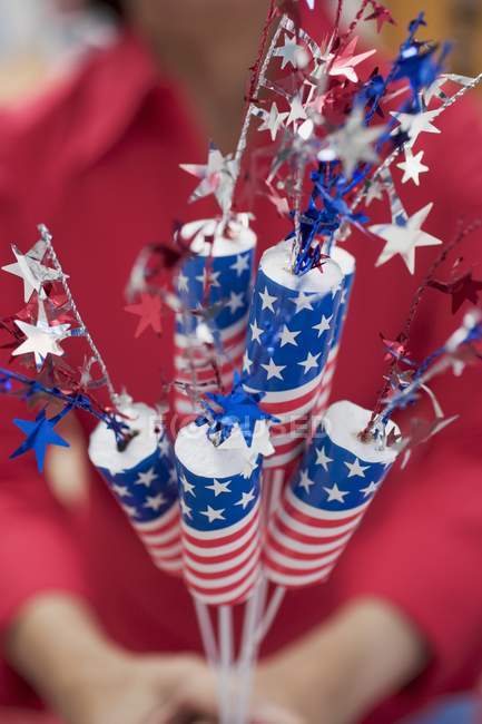 Cropped view of woman holding decorations for the 4th of July — Stock Photo