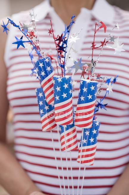 Vue rapprochée de la femme tenant drapeau américain à motifs étincelles — Photo de stock