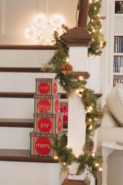 Cajas de decoraciones navideñas - foto de stock