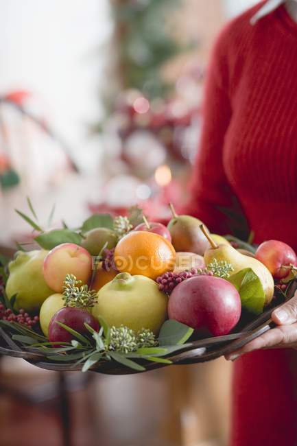 Mulher segurando tigela de frutas — Fotografia de Stock
