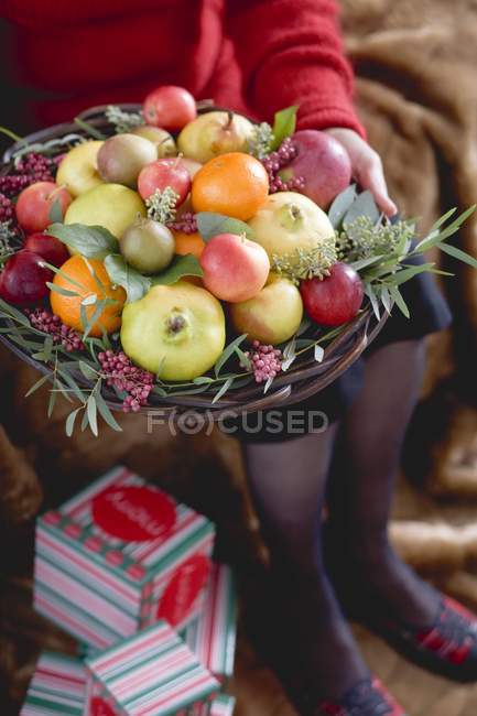 Mujer sosteniendo tazón de frutas - foto de stock