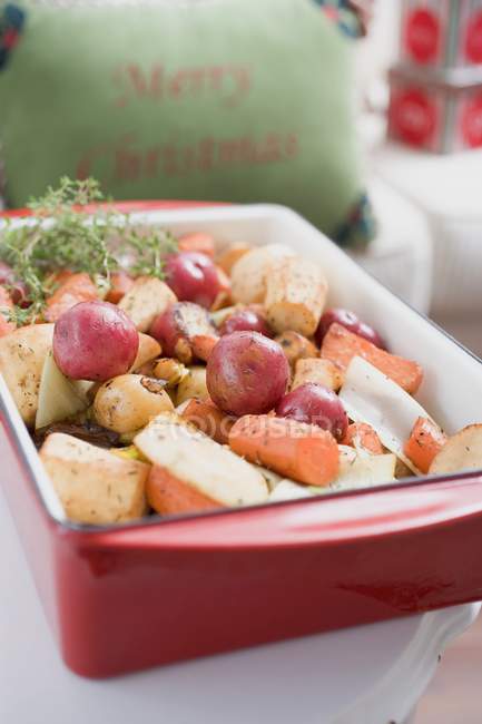 Closeup view of roasted root vegetables in roasting dish — Stock Photo