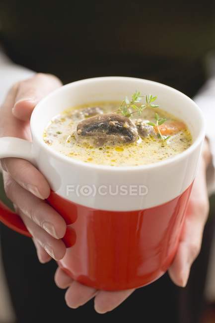 Vista close-up da mulher segurando xícara de molho de cogumelos — Fotografia de Stock