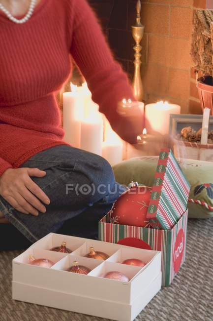 Femme ouvre des boîtes de décorations — Photo de stock
