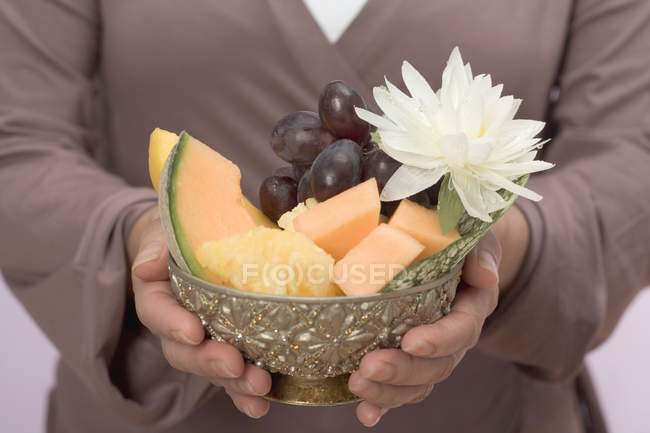 Femme tenant bol de fruits frais — Photo de stock