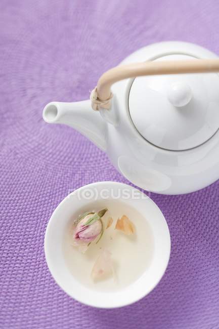 Tazón de té de rosa - foto de stock