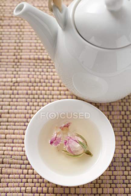 Tazón de té de rosa - foto de stock