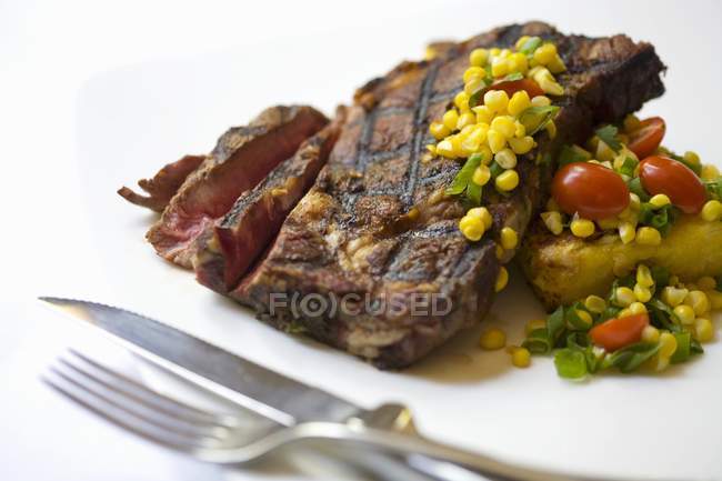 Steak grillé à la salsa — Photo de stock