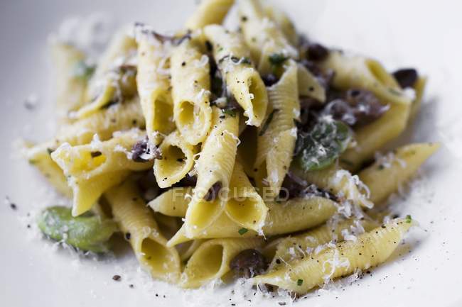 Penne pasta с фасолью и сыром пармезан — стоковое фото