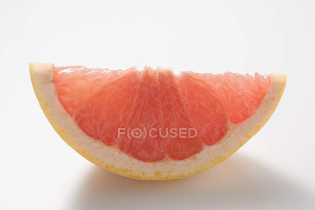 Клин из розового грейпфрута — стоковое фото