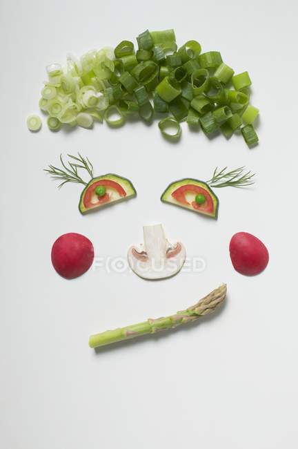 Rosto divertido feito de vegetais, endro e cogumelo na superfície branca — Fotografia de Stock