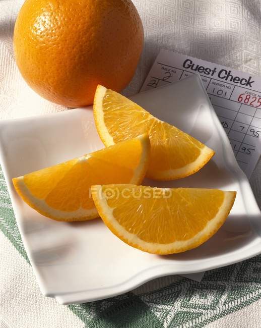 Rodajas de naranja fresca en la servilleta - foto de stock