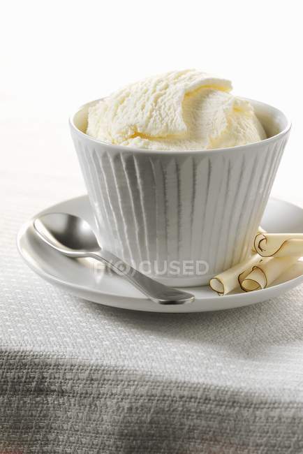 Crème glacée vanille dans un bol — Photo de stock