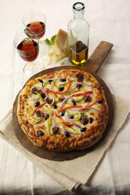 Salchichas y Pizza Vegetal - foto de stock