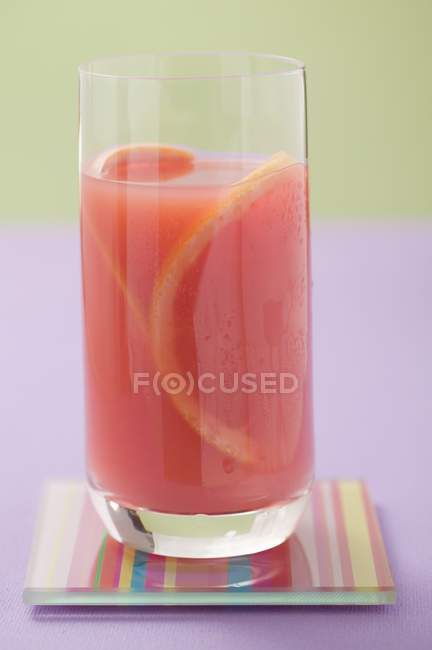 Vaso de zumo de pomelo rosa - foto de stock