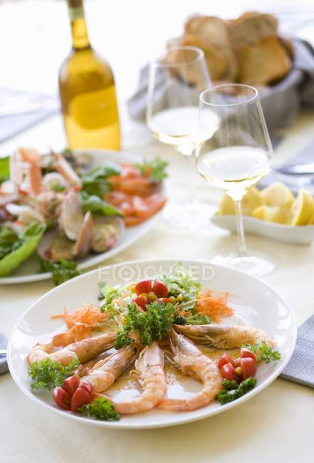 Fried prawns with salad — Stock Photo