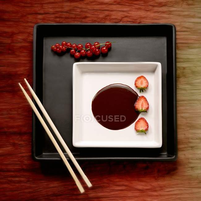 Chocolate fondue with strawberries — Stock Photo
