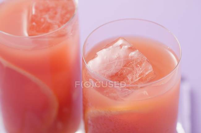 Due bicchieri di succo di pompelmo rosa — Foto stock