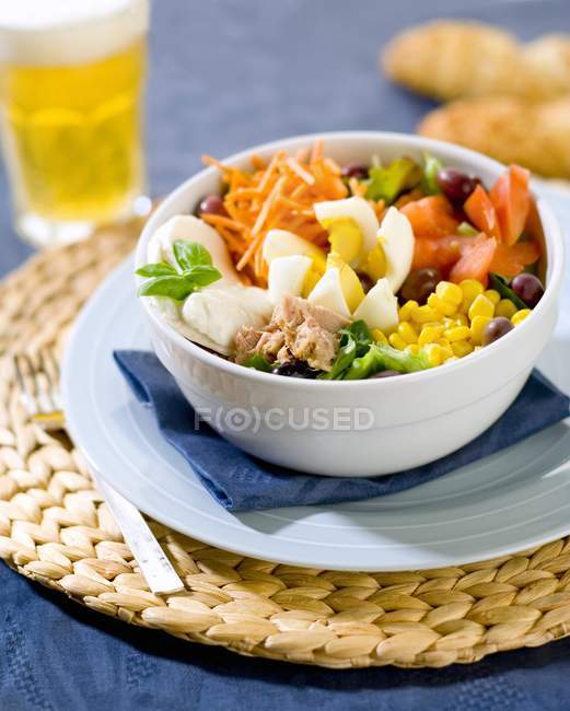 Salade mélangée dans un bol — Photo de stock
