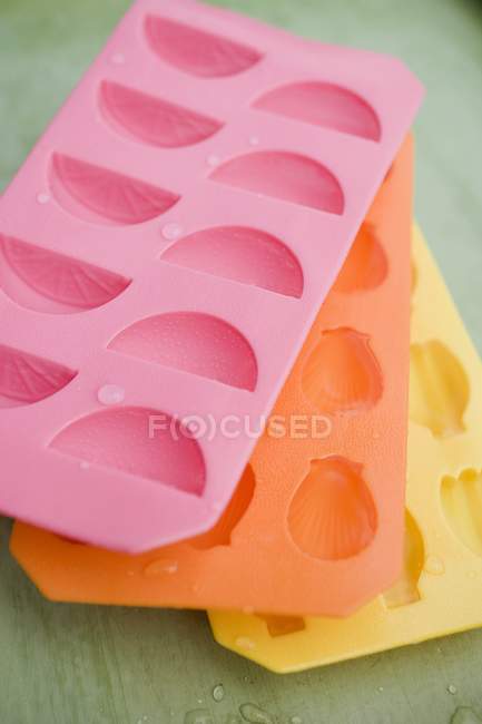 Vista close-up de bandejas de gelo coloridas — Fotografia de Stock