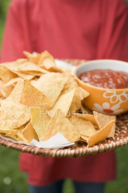Bandeja de nachos y salsa - foto de stock
