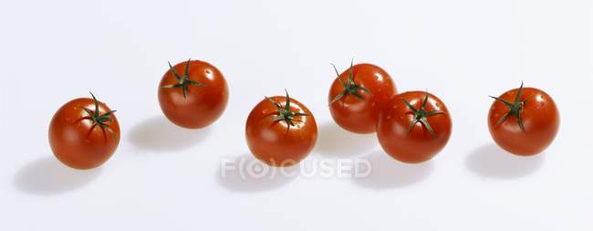 Varios tomates cherry - foto de stock