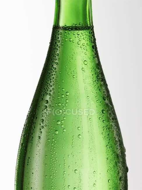 Vista de cerca de la botella de vidrio verde con condensación - foto de stock