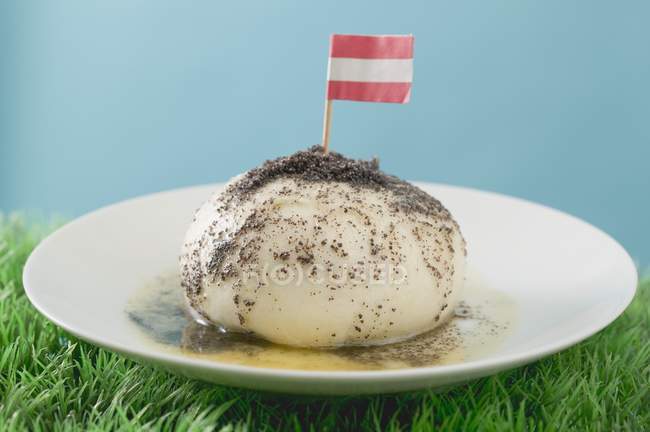 Closeup view of yeast dumpling with Austrian flag and poppy seeds — Stock Photo