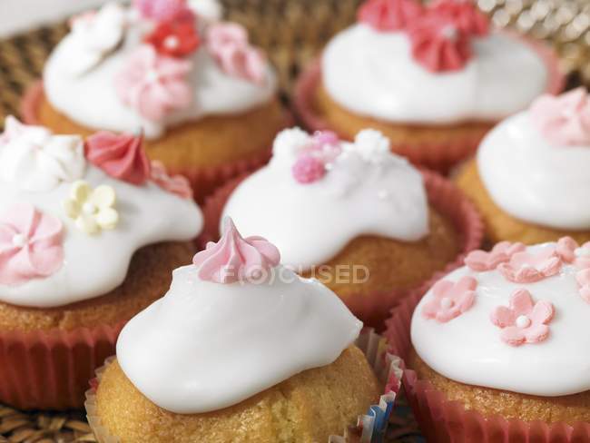Diversi cupcake ghiacciati e decorati — Foto stock
