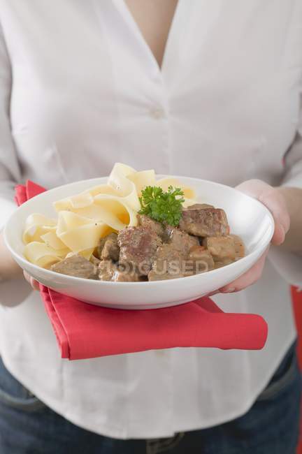 Donna con filetti di vitello con pasta — Foto stock