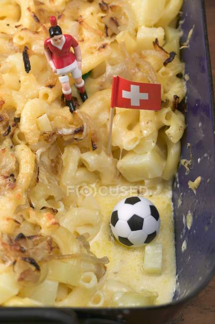 Cheese and onion pasta bake — Stock Photo