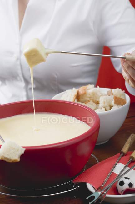 Frau isst Käsefondue — Stockfoto