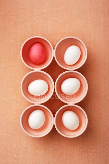 Huevos en cuencos rosados - foto de stock